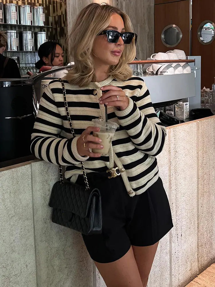 EB | Strickjacke mit Knöpfen Zeitloses Design Klassischer Stil