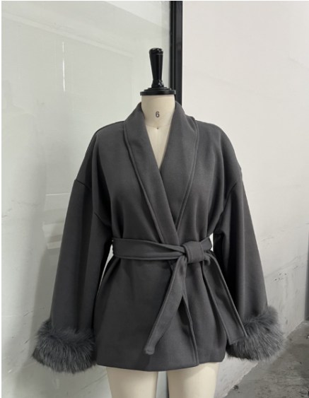 EB | Wolljacke mit Gürtel und Fake Fur Manschetten