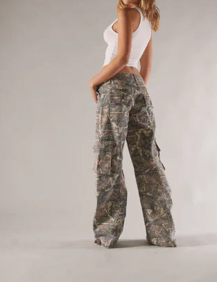 EB | Niedrig taillierte Cargo-Hose Braun Camo