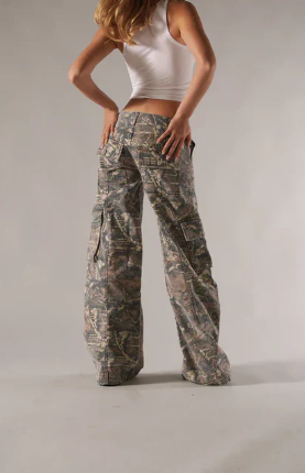 EB | Niedrig taillierte Cargo-Hose Braun Camo