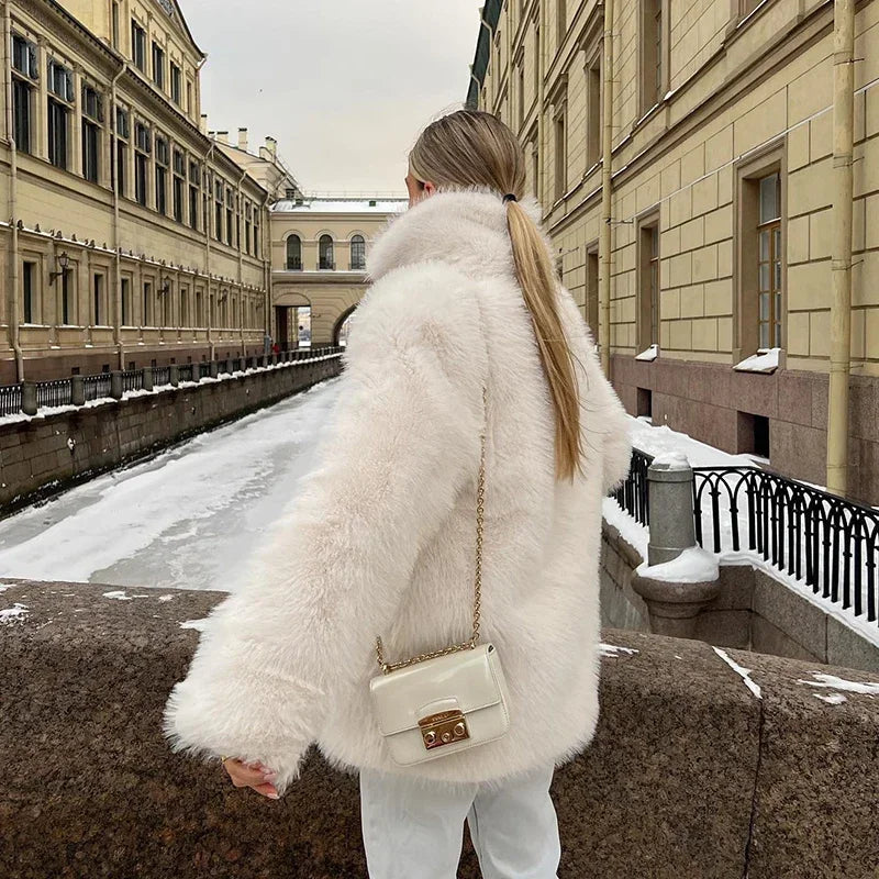EB | Eleganter Schneefall Kunstpelzmantel