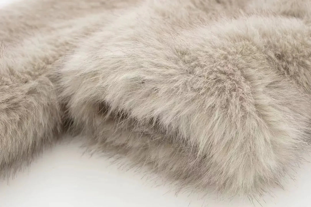 EB | Warme Pelzjacke Für Damen In Stilvollem Design