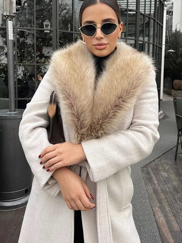 EB | Lange Jacke mit Kunstpelzkragen Taillierte Passform Eleganter Look
