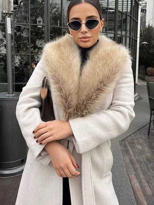 EB | Lange Jacke mit Kunstpelzkragen Taillierte Passform Eleganter Look
