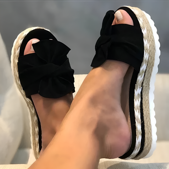 EB | Sandalen mit Keilabsatz und Schleifendetail
