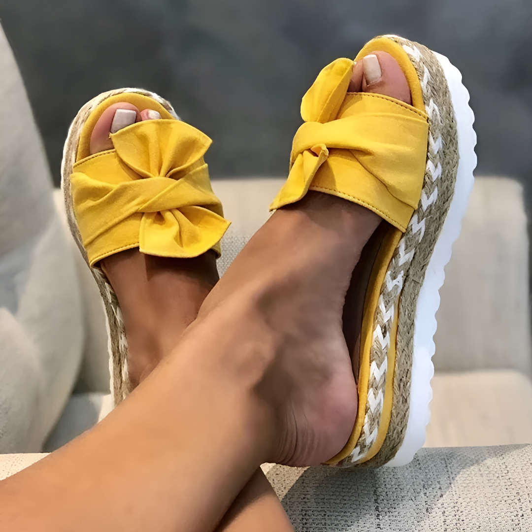 EB | Sandalen mit Keilabsatz und Schleifendetail