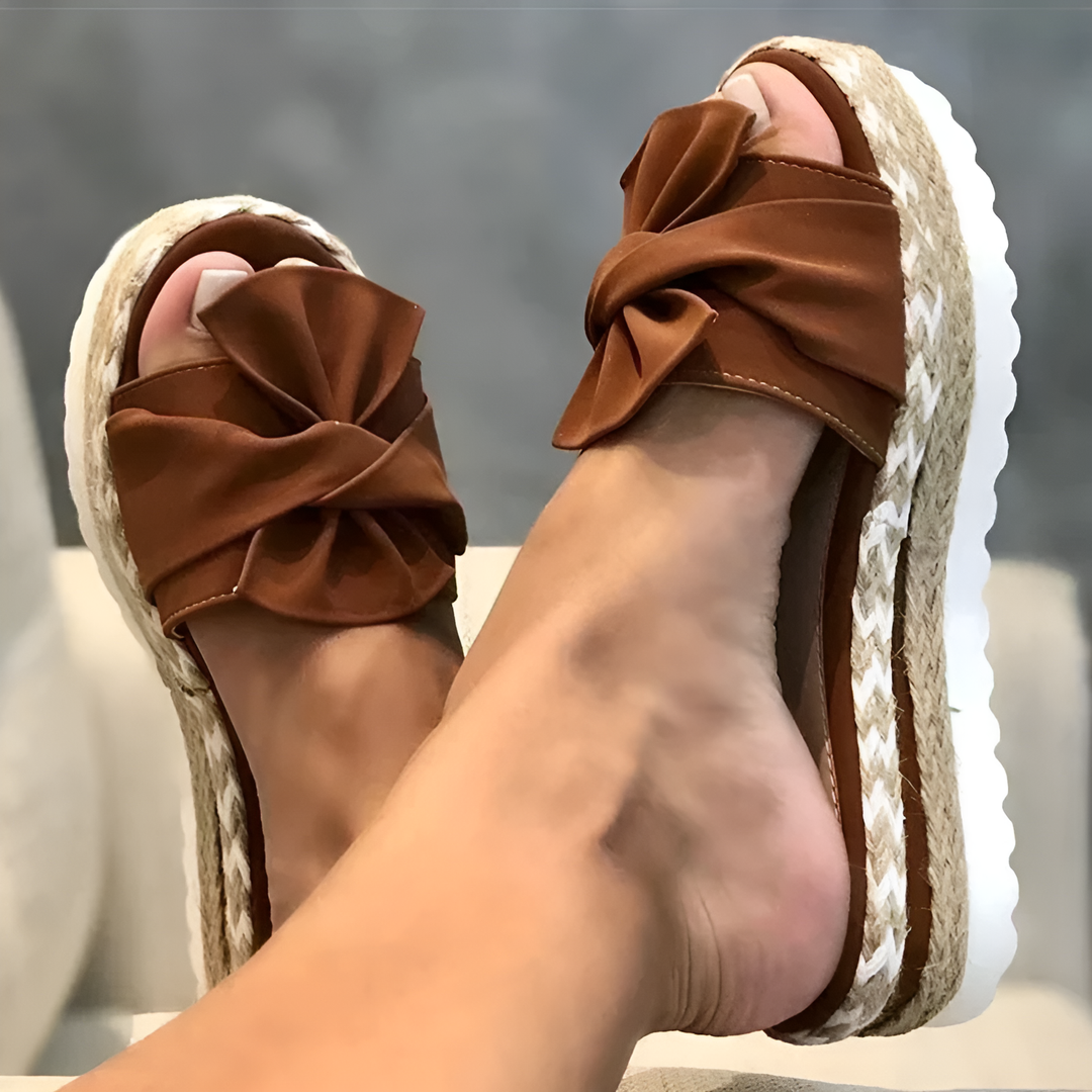 EB | Sandalen mit Keilabsatz und Schleifendetail