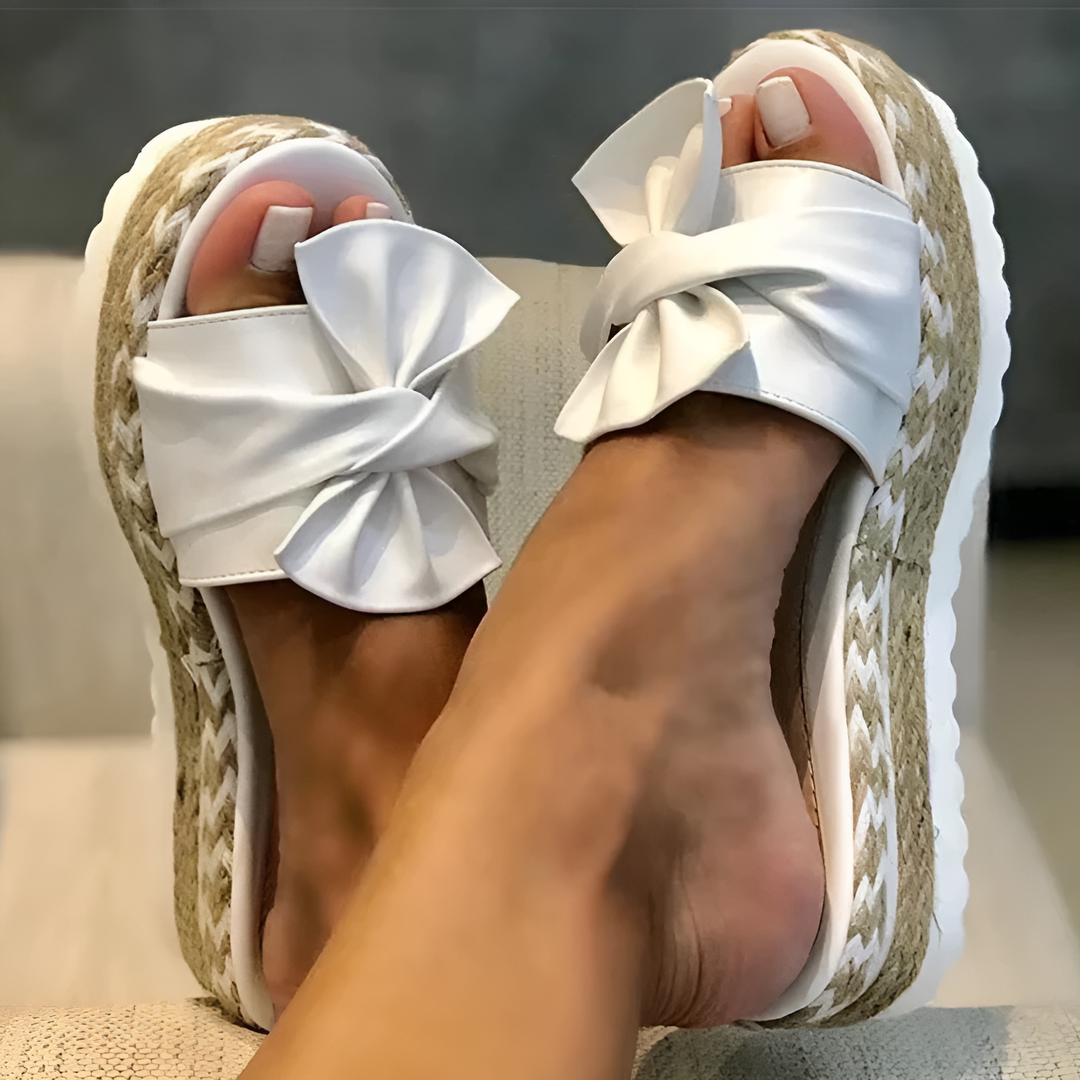 EB | Sandalen mit Keilabsatz und Schleifendetail