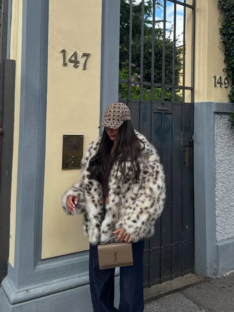 EB | Velvetfur Mantel - Statement-Mantel für Frauen mit markantem EB | Muster