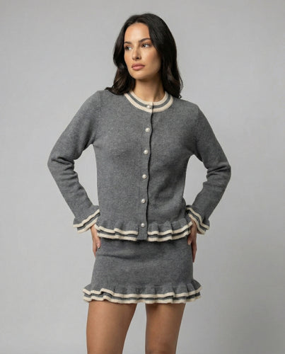 Stilvolles graues Strickset mit Cardigan und Rock für Damen