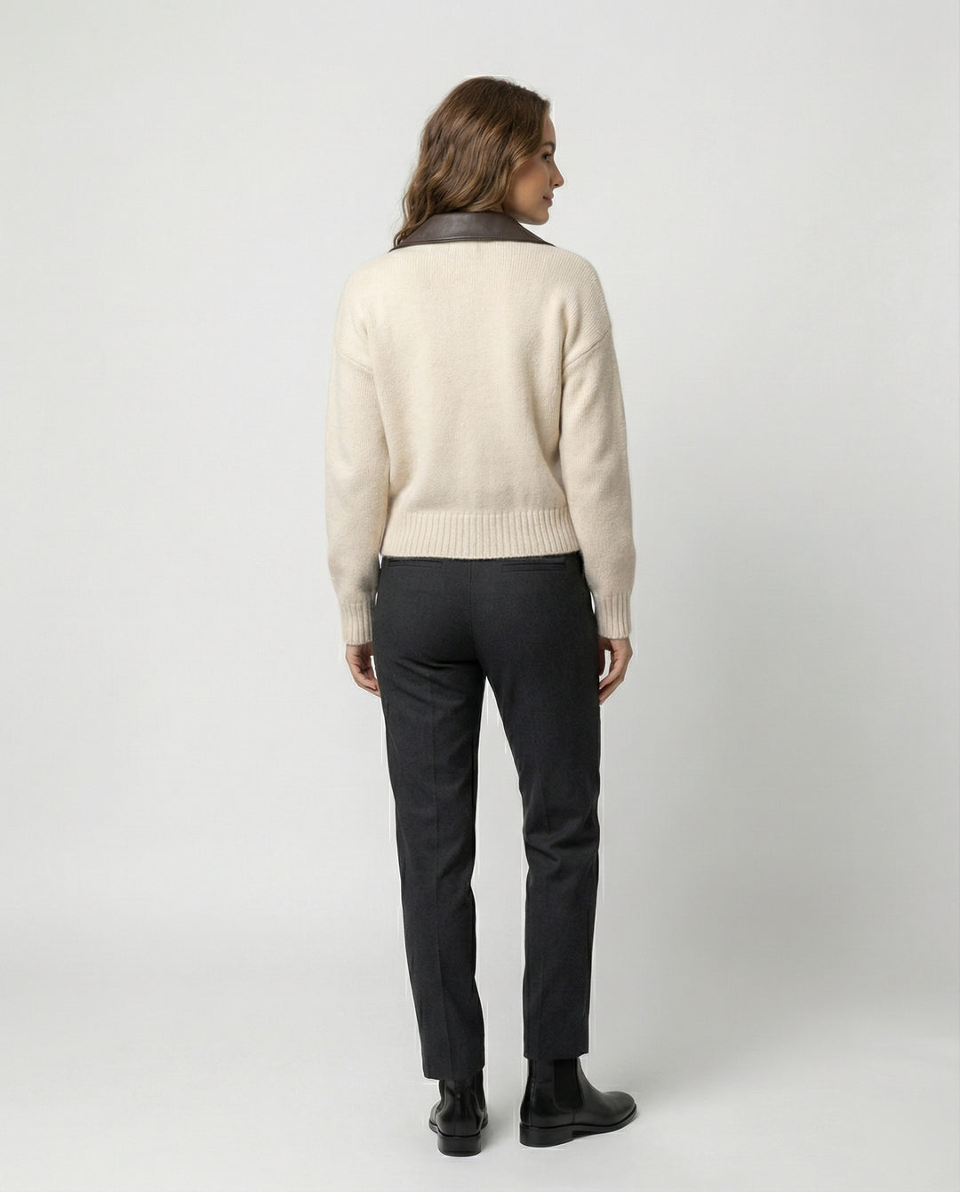 Stylischer Damen Strickpullover mit Lederkragen und Doppel-Reißverschluss Beige
