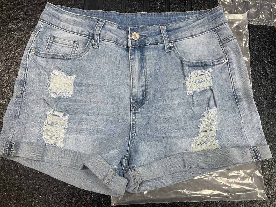 EB | Beinabschluss Ripped Jeans Shorts