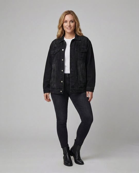 Locker sitzende Jeansjacke mit ausgefransten Details, Metallknopfleiste und aufgesetzten Brusttaschen EB