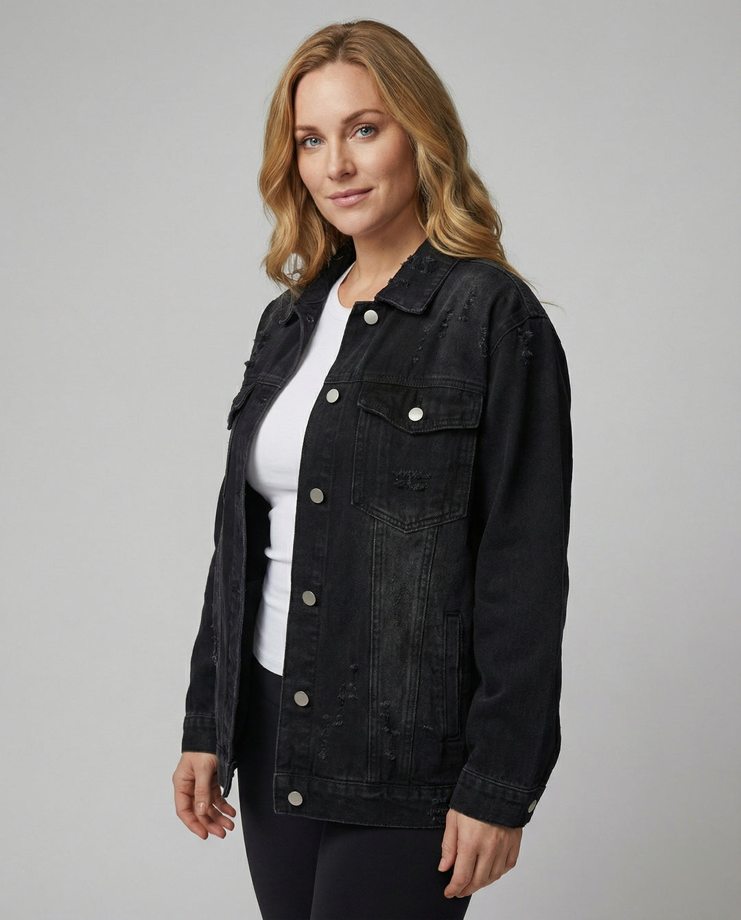 Locker sitzende Jeansjacke mit ausgefransten Details, Metallknopfleiste und aufgesetzten Brusttaschen EB