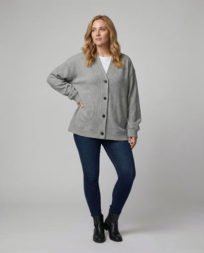 Weit geschnittene Strickjacke mit aufgesetzten Taschen und markanter Knopfleiste EB