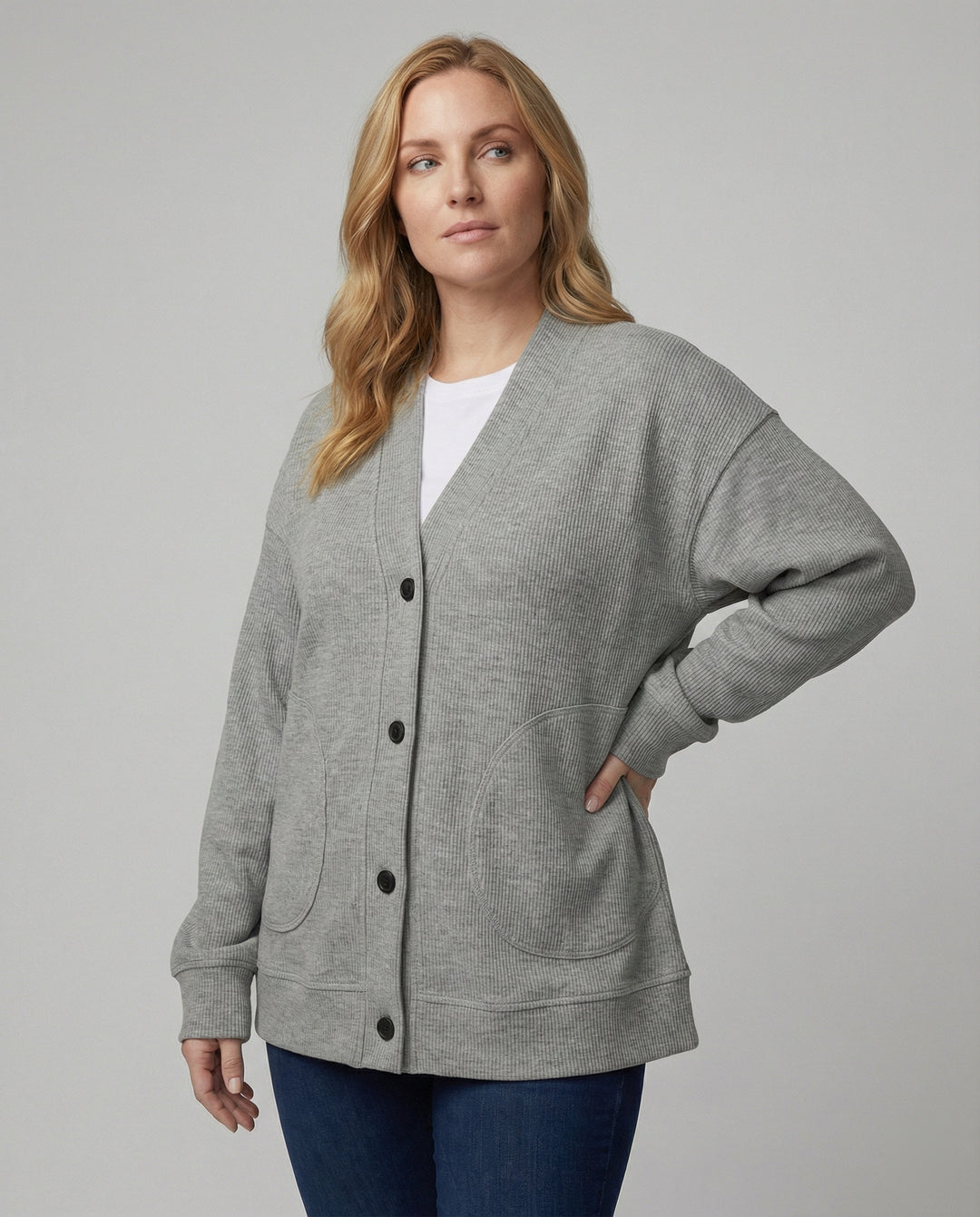 Weit geschnittene Strickjacke mit aufgesetzten Taschen und markanter Knopfleiste EB