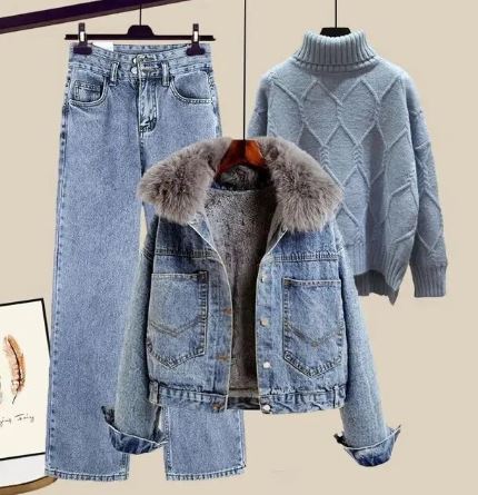 EB | Drei Teiliger Satz Bestehend Aus Jeans, Einer Jeansjacke und Einem Gestrickten Pullover mit Hohem Kragen