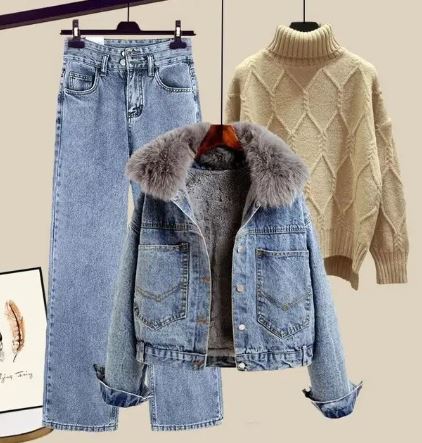 EB | Drei Teiliger Satz Bestehend Aus Jeans, Einer Jeansjacke und Einem Gestrickten Pullover mit Hohem Kragen