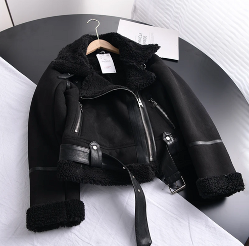 EB | Faux Schaffell Bikerjacke Reißverschlussdetail mit Gürtelabschluss