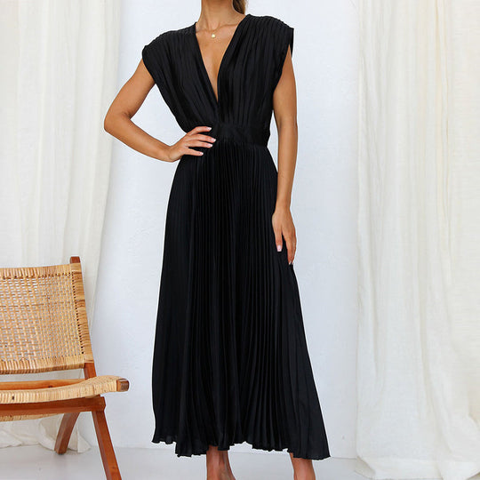 Model in einem schwarz kleid mit v-ausschnitt