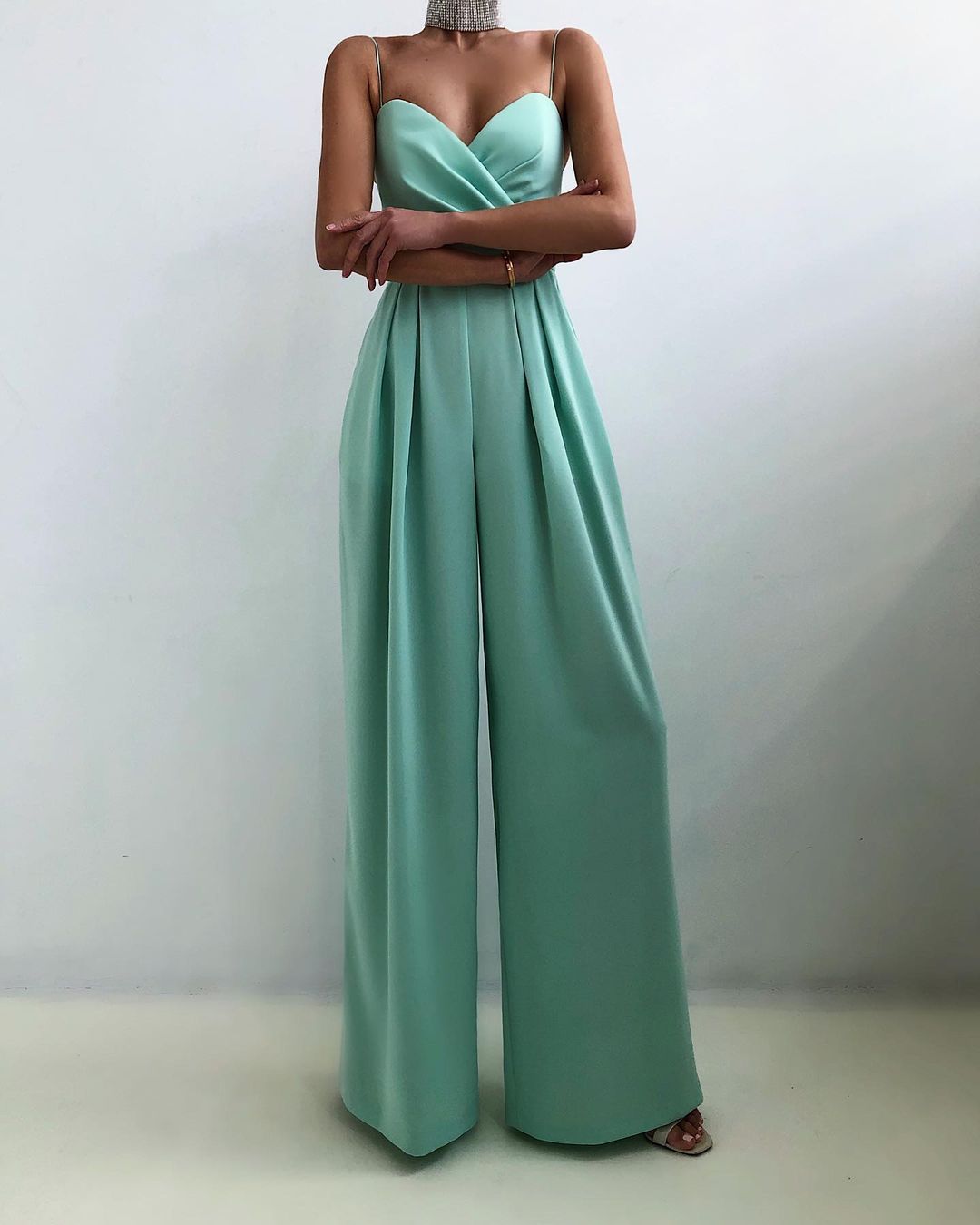 Model trägt einen turquoise sexy riemen-overall