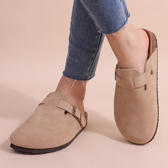 Beige orthopädische sandalen kombiniert mit lässigen jeans