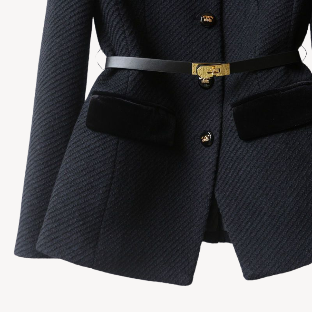 EB | Maßgeschneiderter Gürtelblazer – Samt Detail & Goldton-Finish