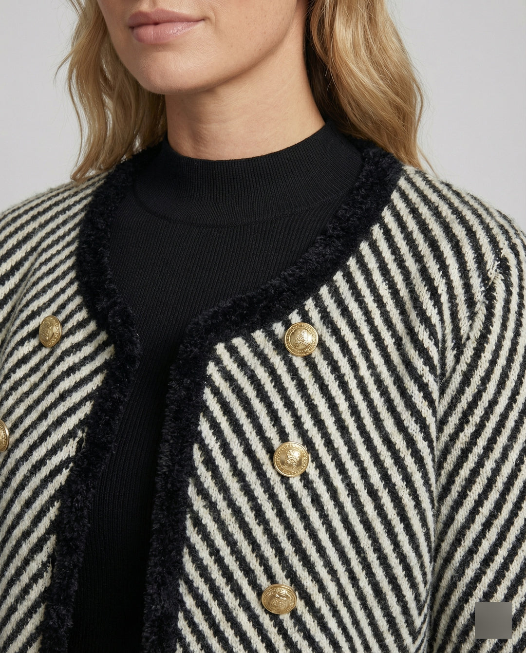 Zweiteiliges Bouclé-Set mit kurzer Strickjacke und Feinstrick-Midirock EB