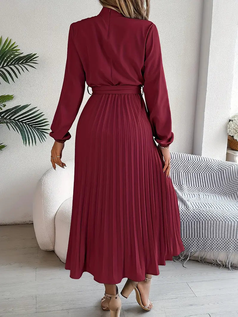 EB | Schlichtes Kleid mit Stehkragen und Plissiertem Gürtel