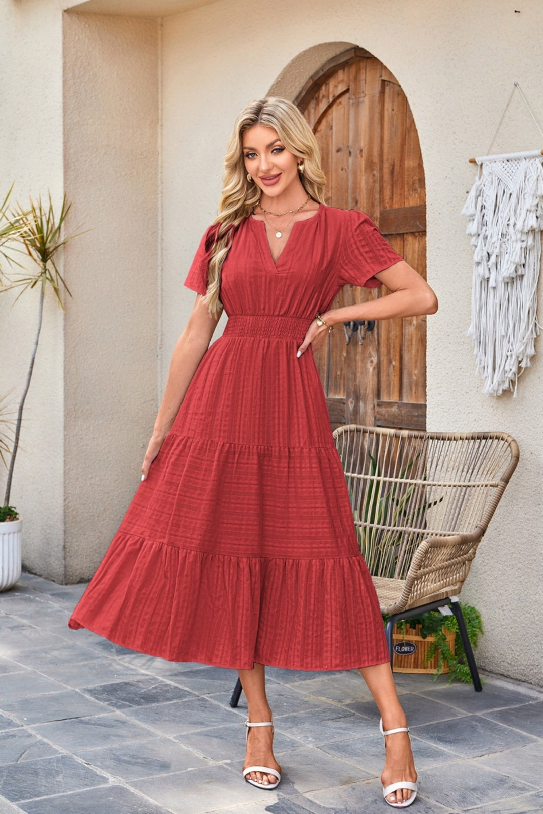 EB | Kleid mit V-Ausschnitt und plissierten Blasenärmeln
