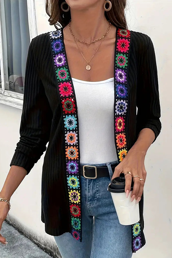 EB | Boho Strickjacke mit Blumenbesatz und Langen Ärmeln