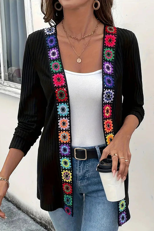 EB | Boho Strickjacke mit Blumenbesatz und Langen Ärmeln
