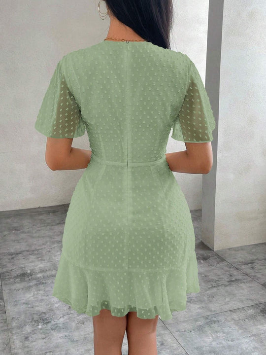 EB | Dreidimensionales Kleid mit Rüschenrand und Punkten