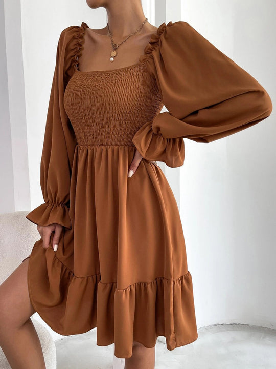 EB | Paralleles Krepp genähtes Kleid mit Rüschensaum