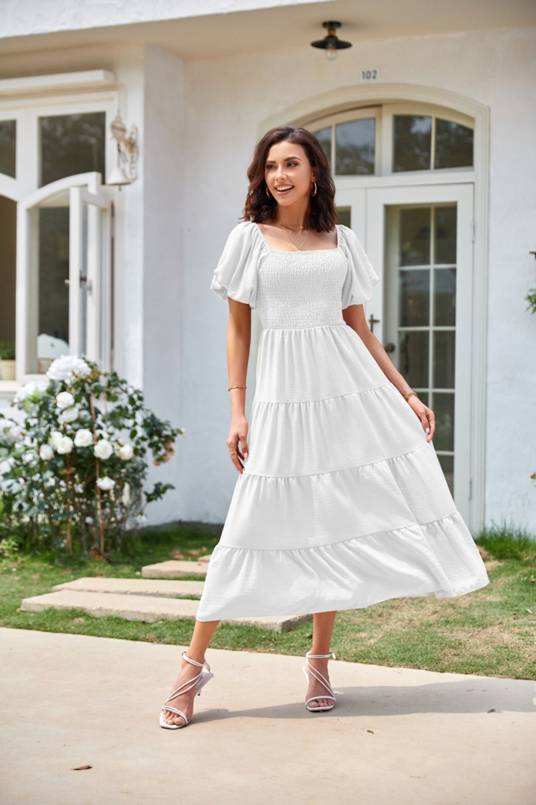 EB | Plissee-Kleid mit quadratischem Ausschnitt und Neckholder-Blasenärmeln