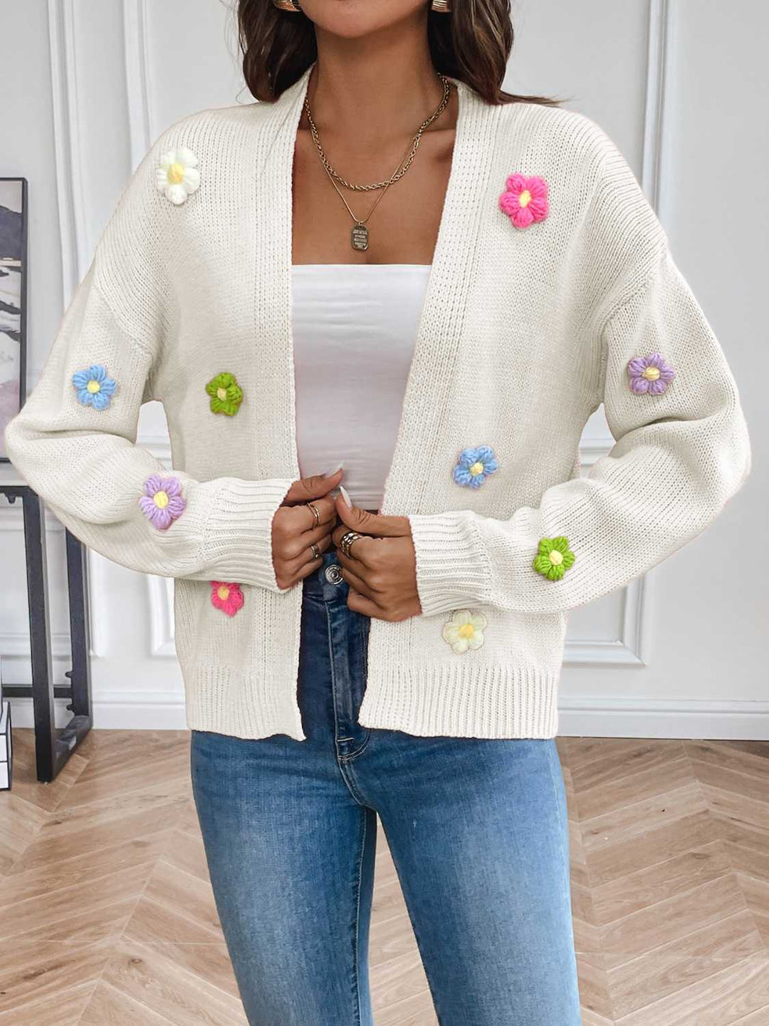 EB | Strickcardigan mit Blütendetails Offene Vorderseite Feminin und Stylisch
