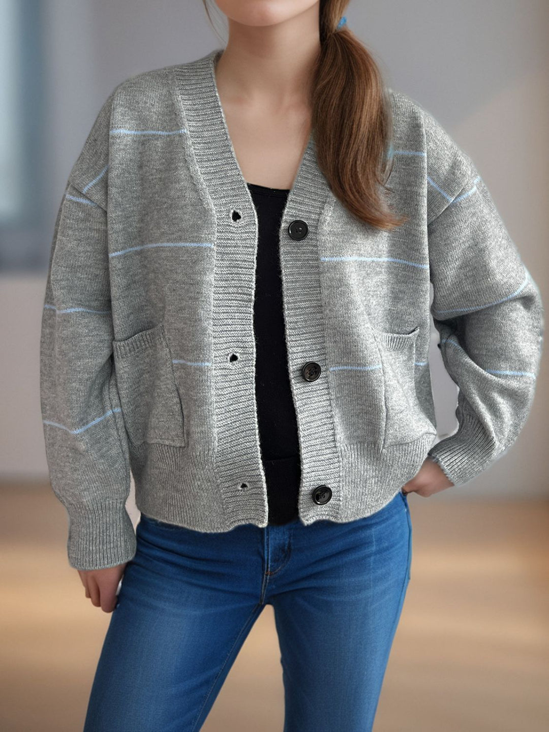 EB | Legere Strickjacke mit langen Ärmeln, V-Ausschnitt, Knöpfen und Streifen