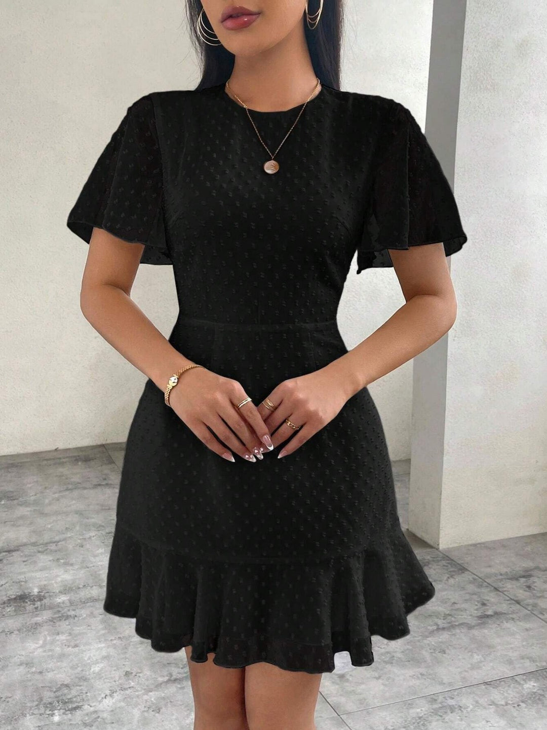 EB | Dreidimensionales Kleid mit Rüschenrand und Punkten