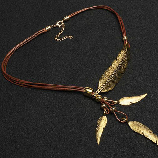 EB | Goldene Feder Halskette Im Boho Stil
