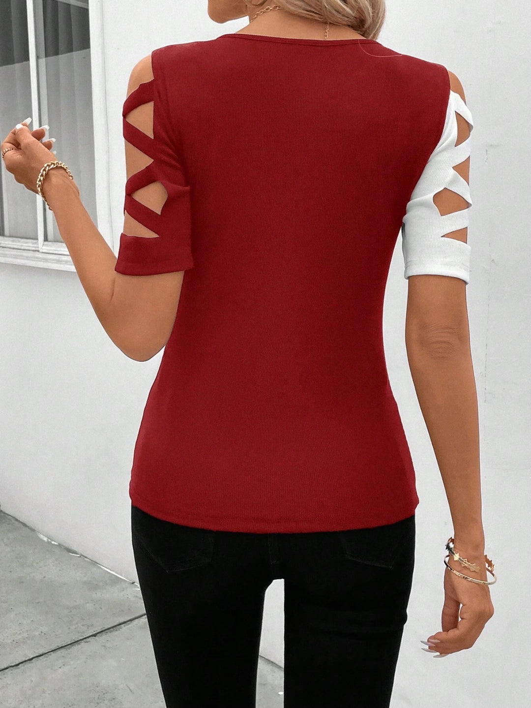 EB | Klassisches, farblich passendes, schulterfreies, schmal geschnittenes T-Shirt