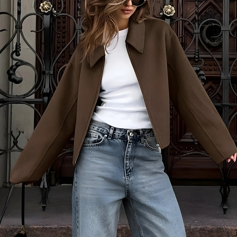 EB | Fit Damen Kurzjacke mit spitzem Kragen und Frontreißverschluss