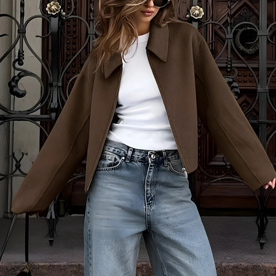 EB | Fit Damen Kurzjacke mit spitzem Kragen und Frontreißverschluss