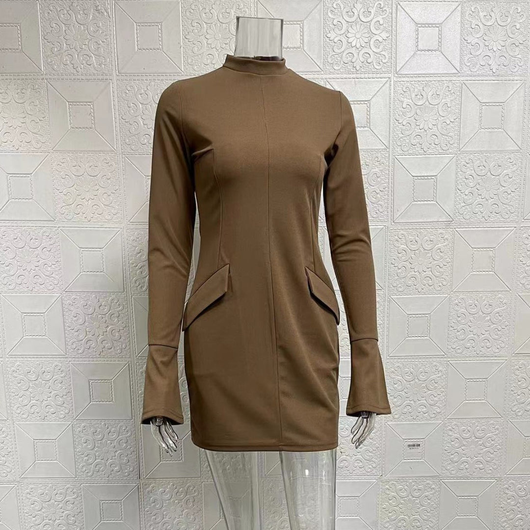 EB | Schmal geschnittenes, langärmeliges, hüftumspielendes Kleid