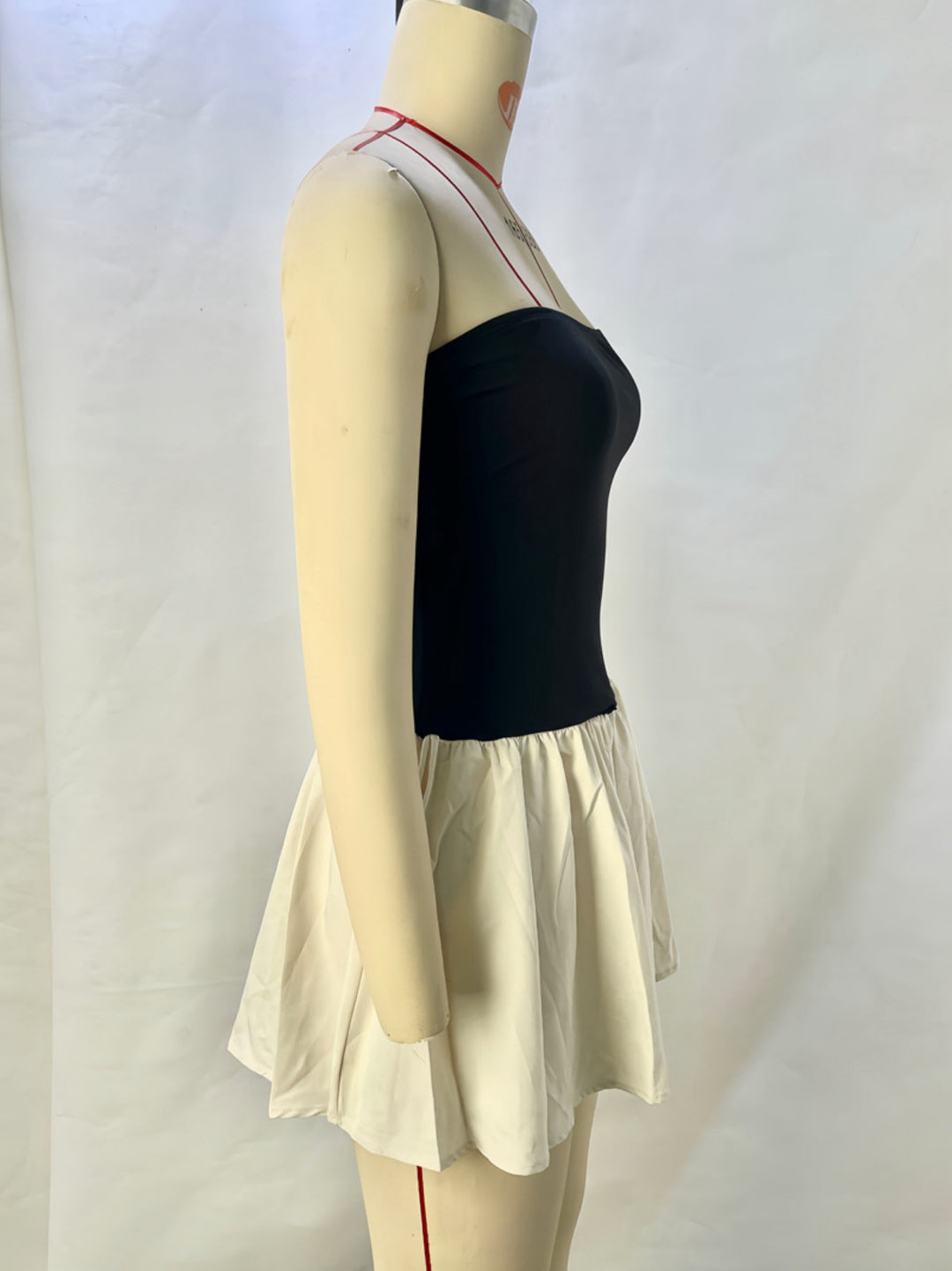 EB | Ein-Wort-Kragen kontrastierende Farbe Spleißen plissiertes Kleid