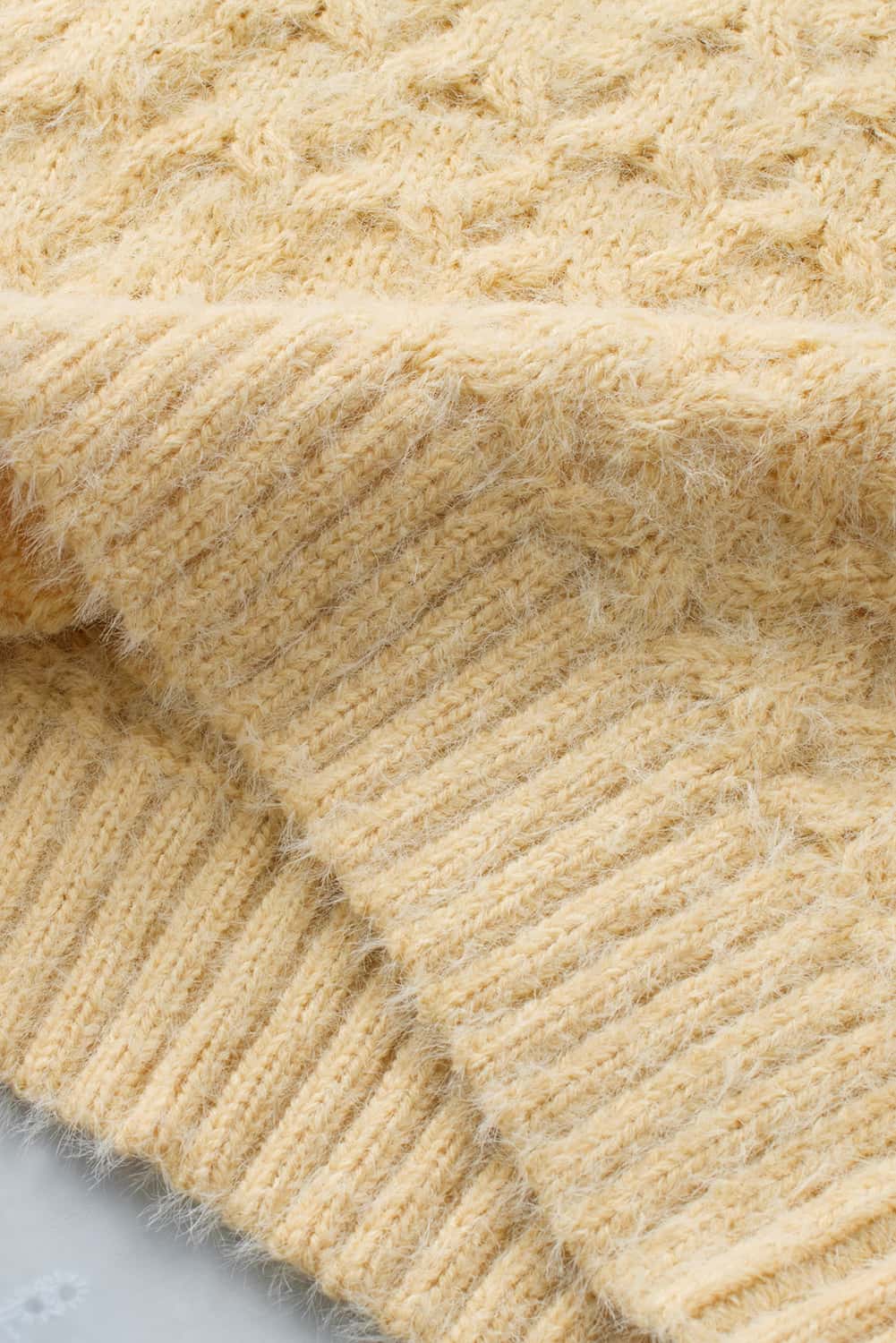 EB | Aprikosenfarbener asymmetrischer Ausschnitt Pullover mit kalten Schultern und Wimpern