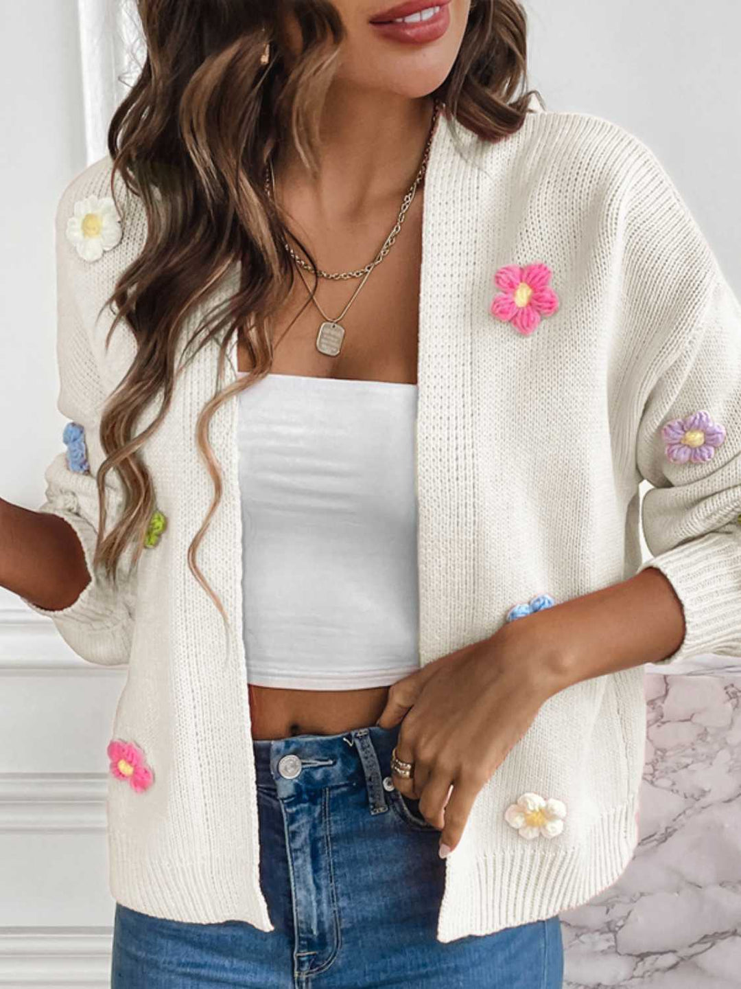 EB | Strickcardigan mit Blütendetails Offene Vorderseite Feminin und Stylisch