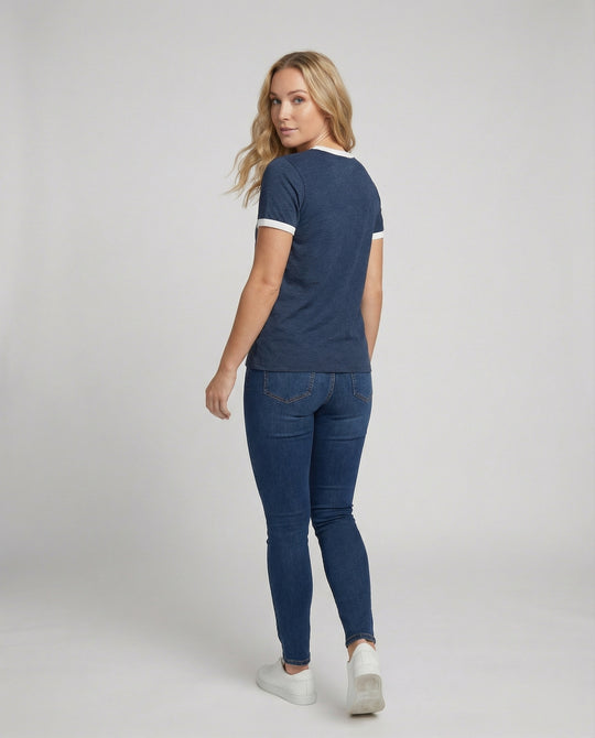 EB | Verbreiten Sie Positivität mit Unserem Good Vibes Shirt