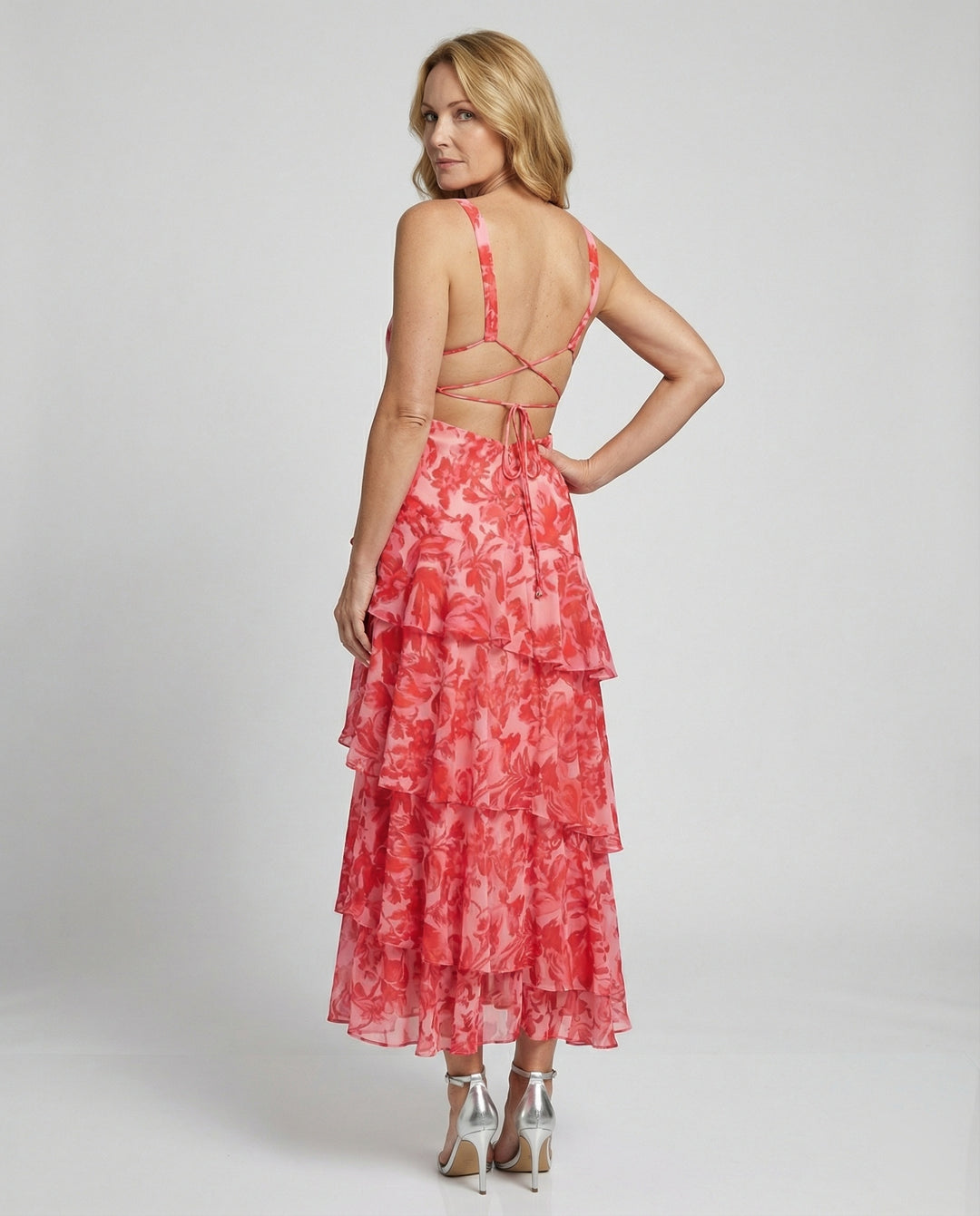 Maxikleid mit Rüschen und tiefem Ausschnitt