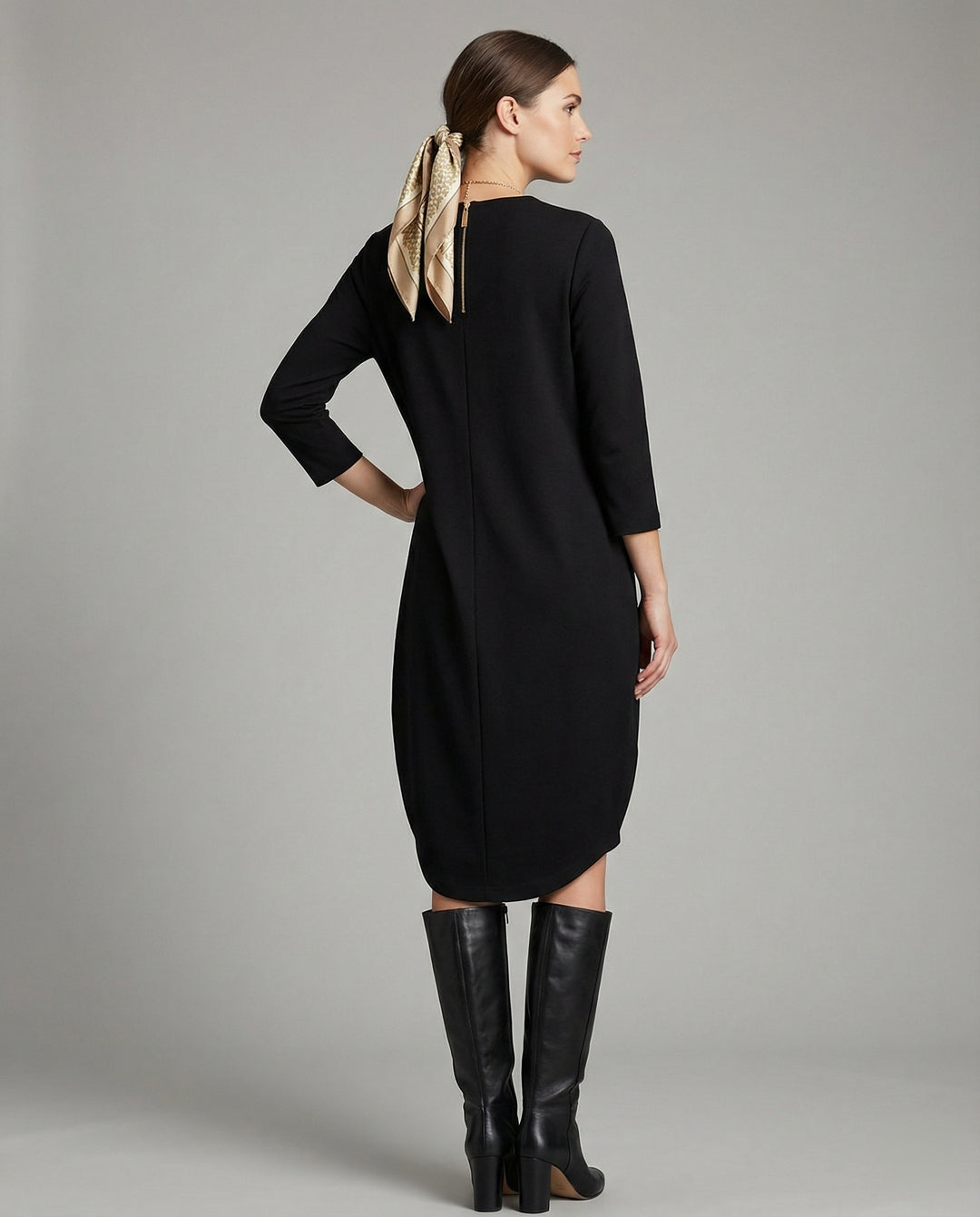 EB | Einfarbiges Kleid mit Rundhalsausschnitt und Tasche