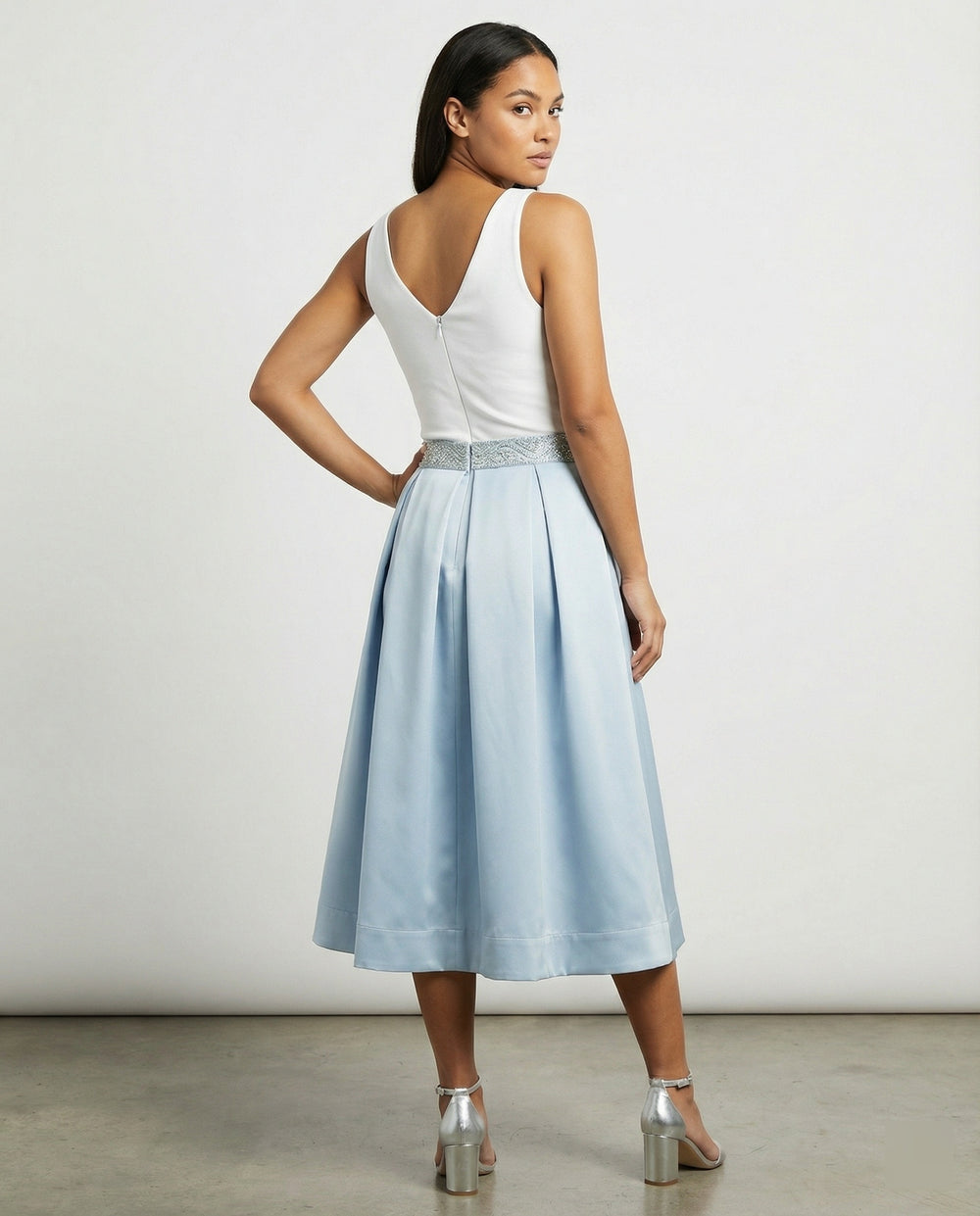 Damen Elegantes Midikleid mit Hochgeschlossenem Kragen & Schwingendem Rock | EB